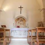 Non ci resta ora che entrare. Varcato il portone in legno, l�interno rivela un piccolo e raccolto ambiente organizzato in un�unica aula senza navate...